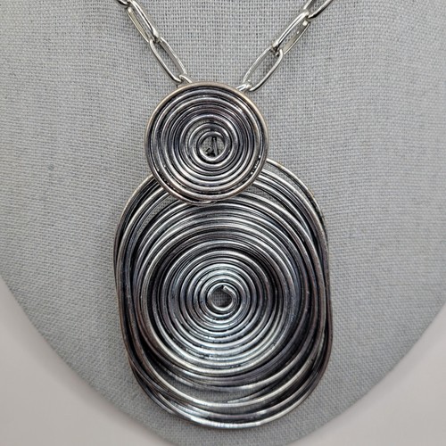 VETEMENTS Collana Ciondolo Articolato Filo Arrotolato Arrotolata Artigianale su Maglia Ovale