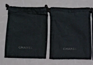 CHANEL 2 SUPERBES PETITES POCHETTES HOUSSE POUR ACCESSOIRES EN TISSU NOIR NEUF - Imagen 1 de 5