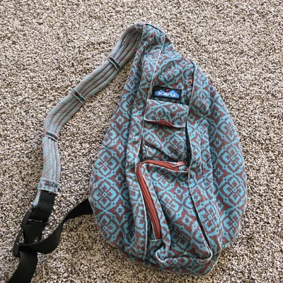 Bolso Bandolera KAVU Cuerda Bandolera Mochila Marrón Verde Azulado Patrón Geométrico de Lona Foto 1 de 4