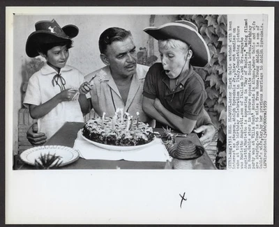 Clark Gable collection of 5 vintage (1954-59-60) Hollywood press photos - Image 1 of 4
