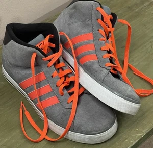 Adidas NEO Mids Ortholite Herrenschuhe Größe 9,5 HVA 039001 grau mit orangefarbenen Schnürsenkeln - Bild 1 von 11