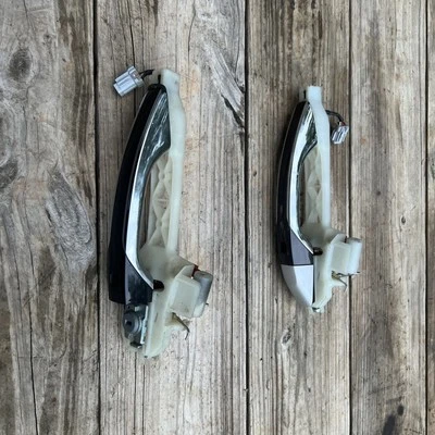 Manija de puerta exterior delantera izquierda conductor Kia Cadenza 2017-19 usada OEM Foto 1 de 4