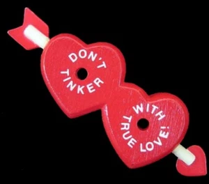 Valentinstag Vintage Hallmark Don't Tinker with True Love Tinker Spielzeug Pin - Bild 1 von 1