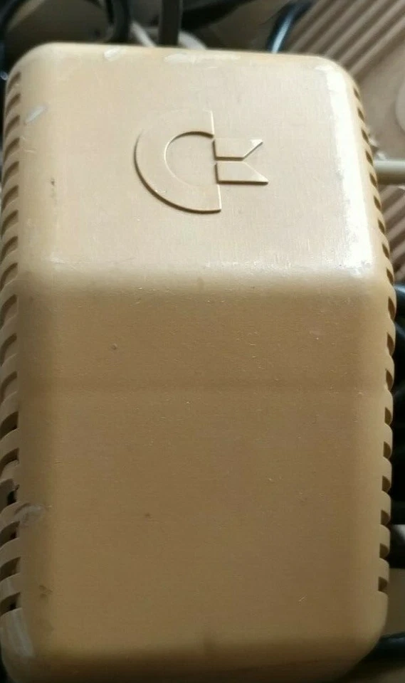NETZTEIL für den Commodore 64 (funktioniert 100%) ältere Version (Brotkasten) - Bild 1 von 1