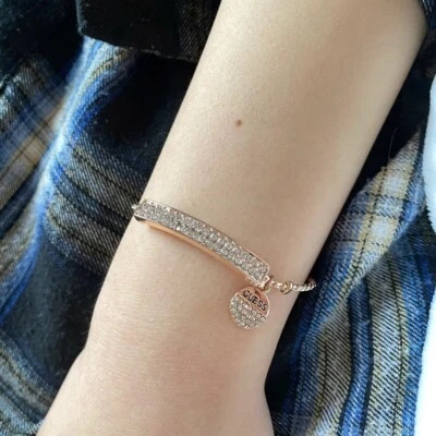 Pulsera deslizante ajustable de oro rosa con barra pavé de diamantes de imitación Guess joyería de moda  Foto 1 de 4