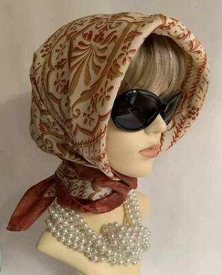 Bufanda de seda enrollada borde de dobladillo enrollado rojo oliva ruso de 33"" de colección National Gallery Foto 1 de 4