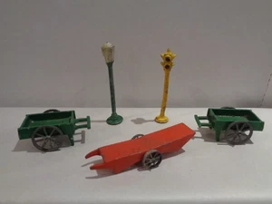 VINTAGE MINATOY/BRITAINS FARM CARS,STREET LIGHT,TRAFFIC LIGHT LOT. DIORAMA ITEMS - Picture 1 of 9