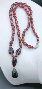 Antica collana vetro perline viola rosso opalescente Y pendente chiusura a botte 18" - Foto 1 di 9