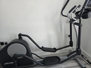 Life Fitness X1 Elliptical Cross Trainer with Go console - Picture 1 of 3