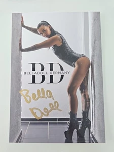 BELLA DOLL AUTOGRAMM SIGNIERT AUTOGRAPH SIGNED Autogrammkarte Erotik MODEL - Bild 1 von 1