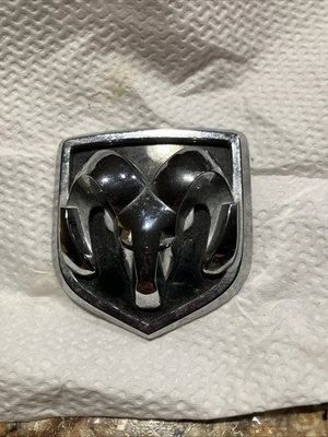 Dodge Durango 2004 2005 2006 2007 2008 2009 emblema de parrilla delantera OEM 55077717AA Foto 1 de 4