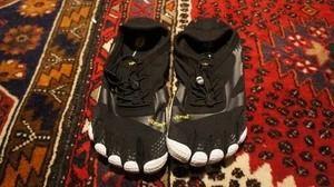 Vibram FiveFingers KSO EVO 20M0701 nero/bianco taglia 12-12,5 - Foto 1 di 8