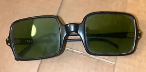 Vintage 70's Sunglasses Green Tint Lens Black Plastic Frames ITALY - Picture 1 of 4