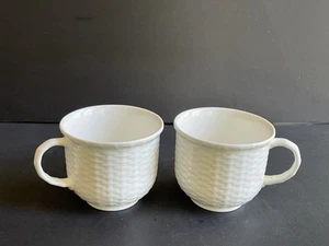 2 Wedgwood White NANTUCKET BASKET Teacups England Excellent Condition - Imagen 1 de 5