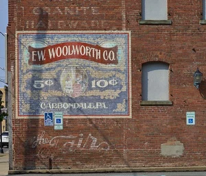 "Ghost" images of earlier outdoor advertising on a building in the - Bild 1 von 1