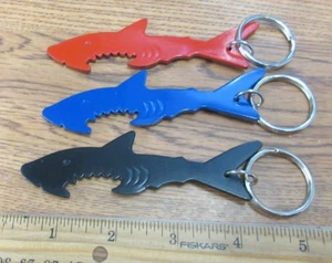 Menge 3 Hai Flaschenverschlussöffner Schlüsselanhänger schwarz/blau/rot - Bild 1 von 2