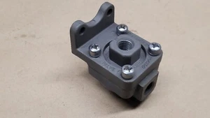 Rexroth P54350 Shuttle Valve 1/4" NPT - Picture 1 of 5