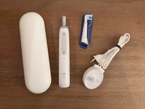 Oral-B iO4 Electric Toothbrush - White Travel Case Ultimate Clean Head Charger - Picture 1 of 8