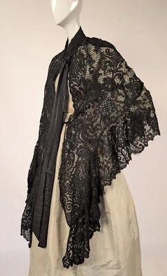 CAPA TRASERA VICTORIANA NEGRA BULLICIO ESPAÑOL AÑOS 1870 CON CORBATAS LARGAS DE SEDA Foto 1 de 4