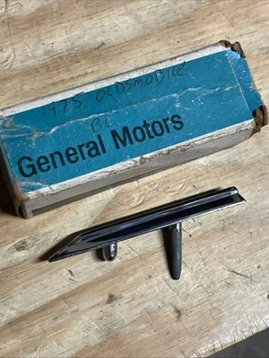 Oldsmobile 1975 nuevo en stock capó extensión de moldura GM # 231809 DELTA 88 98 Foto 1 de 4
