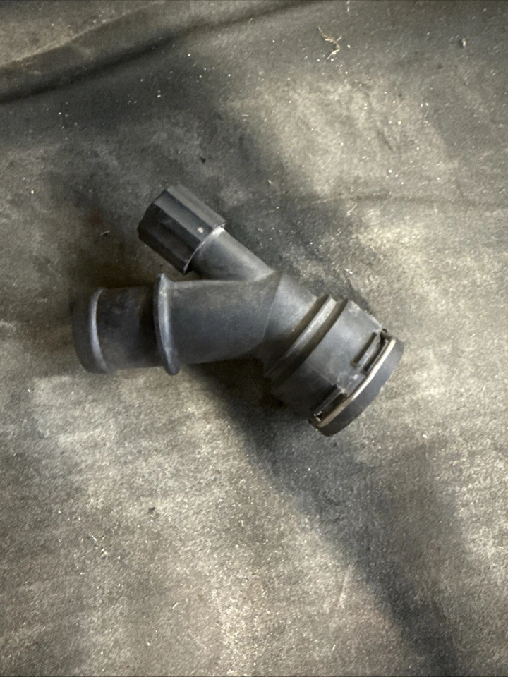 2002 Audi Tt Quattro 1.8l turbo flange de líquido de arrefecimento do radiador inferior - Imagem 1 de 2