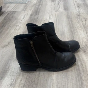 BORN Black Ankle Boots 9.5 BLOCK HEEL - Picture 1 of 12