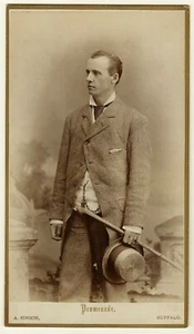 EIN SEHR MODISCHER GENTLEMAN IN BUFFALO, NEW YORK (PROMENADENFOTO) - Bild 1 von 3