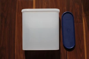 Tupperware Modular Mates Oval Container #5 with Navy Lid 2402A-3 - Very Good - Picture 1 of 6