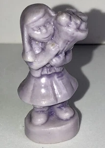Estatuilla de té rosa roja Wade Whimsie niña flores calendario serie día de la madre - Imagen 1 de 5