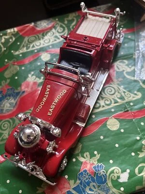 ЛИТАЯ МОДЕЛЬ БАНКА ПОЖАРНОЙ МАШИНЫ AHRENS FOX 1993 ERTL - Изображение 1 из 4