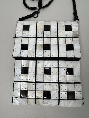 Bandolera vintage para mujer en blanco y negro madreperla concha barril semillas cuentas Foto 1 de 4