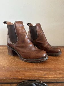 Frye Sabrina Chelsea Bootie Cognac Brown Leather Oil Tanned Size 9 Made In USA - Picture 1 of 8