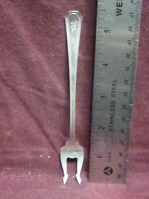 Garfo de oliva Sterling Durgin FAIRFAX PICLES 5 1/2" 19 gramas monograma K - Imagem 1 de 4