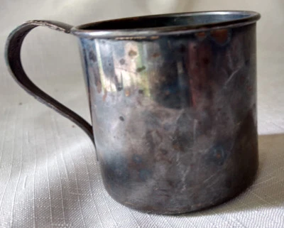 Antigua taza pequeña de té Stein Oneida Tudor Plateada comunitaria placa de plata para niños  Foto 1 de 4