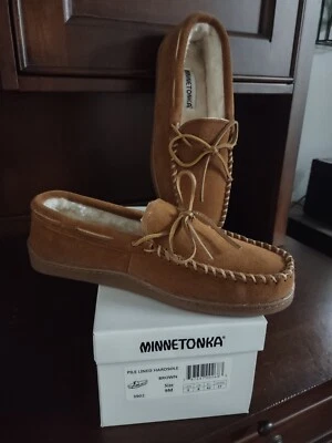 Zapatilla mocasín de gamuza marrón Minnetonka forrada con suela dura interior exterior para hombre Foto 1 de 4