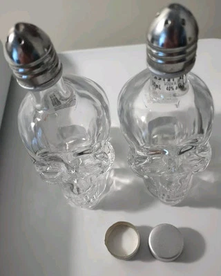 Botellas de vodka Crystal Head 50 ml salero y pimentero con tapas originales  Foto 1 de 4