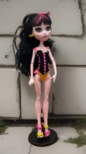 Mattel Monster High Gloom Beach Draculaura Puppe Badeanzug Wickelschuhe Ohrringe - Bild 1 von 9