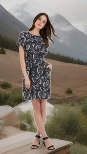 COUNTRY ROAD sz XS 8 B&W Floral Fan Print SHIFT DRESS Cinch Waist Pleats #hng - Picture 1 of 14