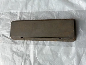 Piedra de afilar hoja cuchillo vintage en soporte de metal. Ver fotos para tipo y estado - Imagen 1 de 3