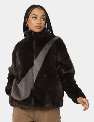 Nike Damen Oversized Kunstfell Swoosh Jacke in Samt Braun M DO3791-220 NEU - Bild 1 von 4