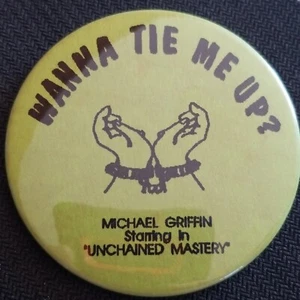 Pin Retro Pinback Botón Quiero Atarme Pin Desencadenado Misterio Michael Griffin BU173 - Imagen 1 de 7