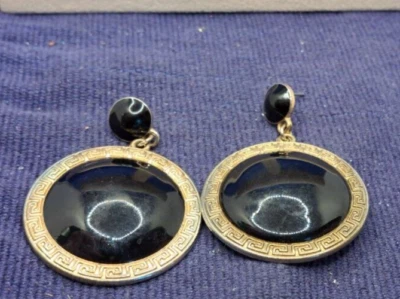 Pendientes colgantes de poste perforados con botones con borde dorado cabujón de resina negra de colección Foto 1 de 4