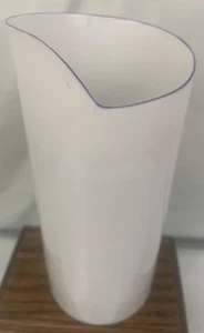 Peter Stockman’s Porselain belgische handgefertigte weiße Vase mit Jakobsmuschel blauem Rand 8”x3” - Bild 1 von 9