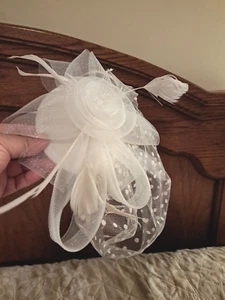 Weißer Facinator mit aufgesetztem Netzschal - Bild 1 von 7