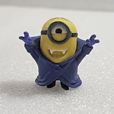 Mini boneco Despicable Me Minion Surprise Gone Batty Vampire Halloween 1,5" - Imagem 1 de 4
