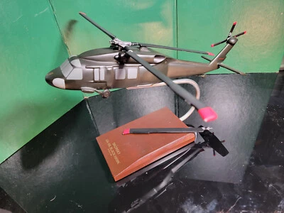 Daron Executive Series UH-60L BLACKHAWK 1/48 modelo de mesa precisa de TLC! - Imagem 1 de 4