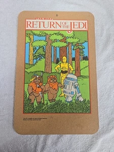  VINTAGE 1983 STAR WARS RITORNO DELLO JEDI TAVOLA DI SUGHERO EWOKS C3-PO R2-D2 Rara  - Foto 1 di 11