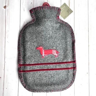 Botella de agua caliente cubierta de fieltro de lana World Market gris con apliques de Dachshund rojo Foto 1 de 4