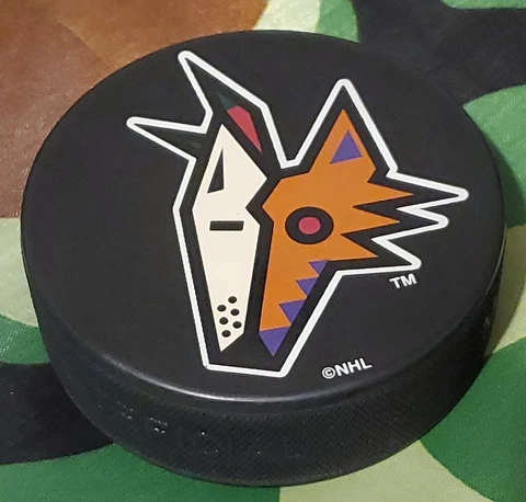 PHOENIX COYOTES NHL LICENSED MASCOT PUCK Made-๐ธ๐ฐ VEGUM MFG. + INGLASCO VINTAGE Cover