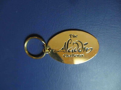 Llavero Aladdin Challenge exclusivo para miembros del elenco de The Disney Store metal dorado Foto 1 de 2